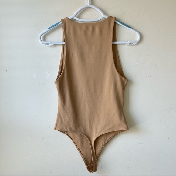 Aritzia Babaton Contour '90s Bodysuit Size Small in Beige Sleeveless Stretch - Picture 4 of 13